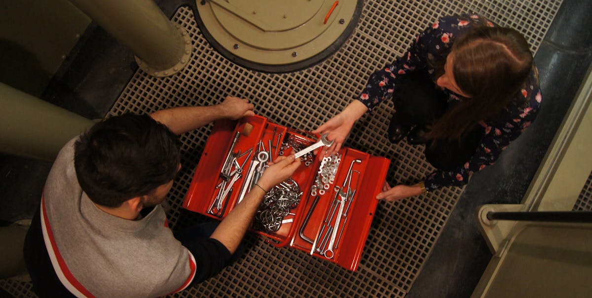 Mécaniciens dans la salle des machines